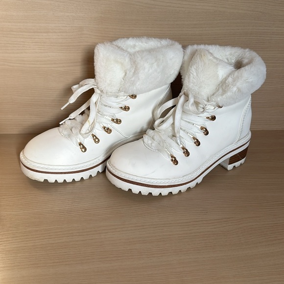 Red Dress Boutique White Fur Boots Size 6.5 - Picture 4 of 16